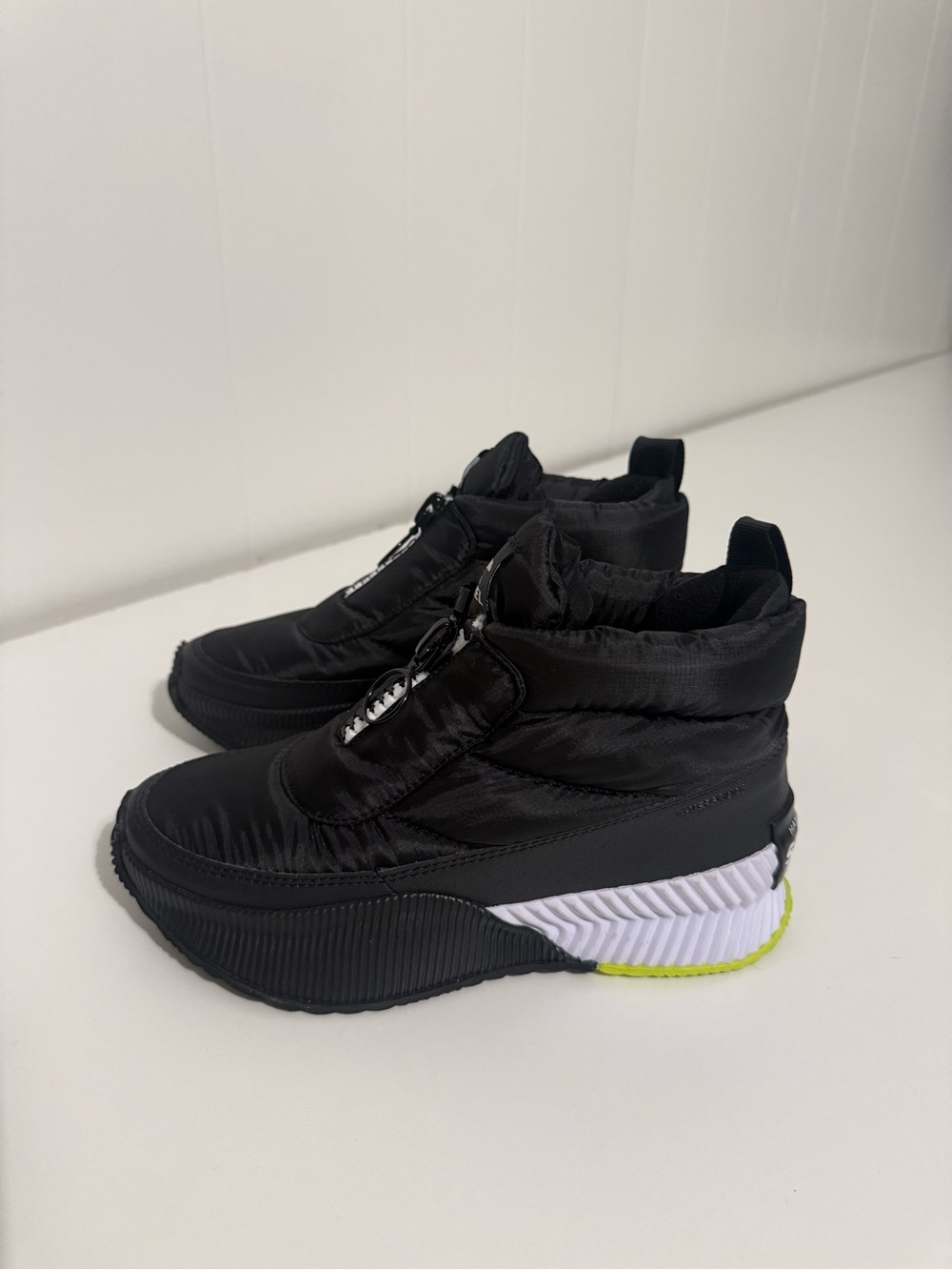 Sorel Black Quilted Ankle Booties with White & Neon Accent Sz 6